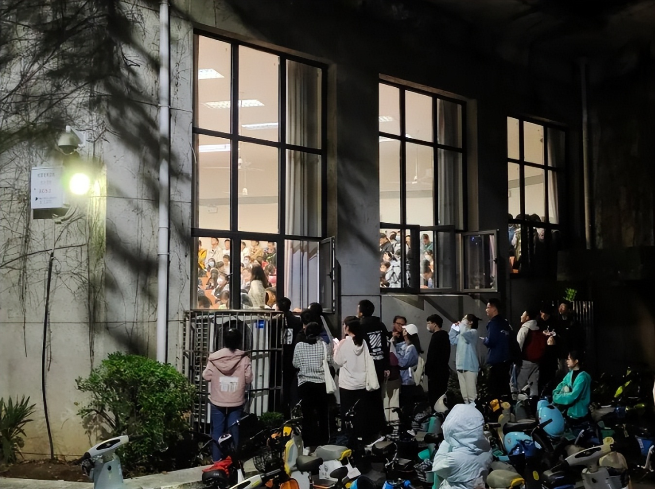 毛主席亲临视察！湖北这所高校：从“中国最美”走向“世界第一”，霸气十足！