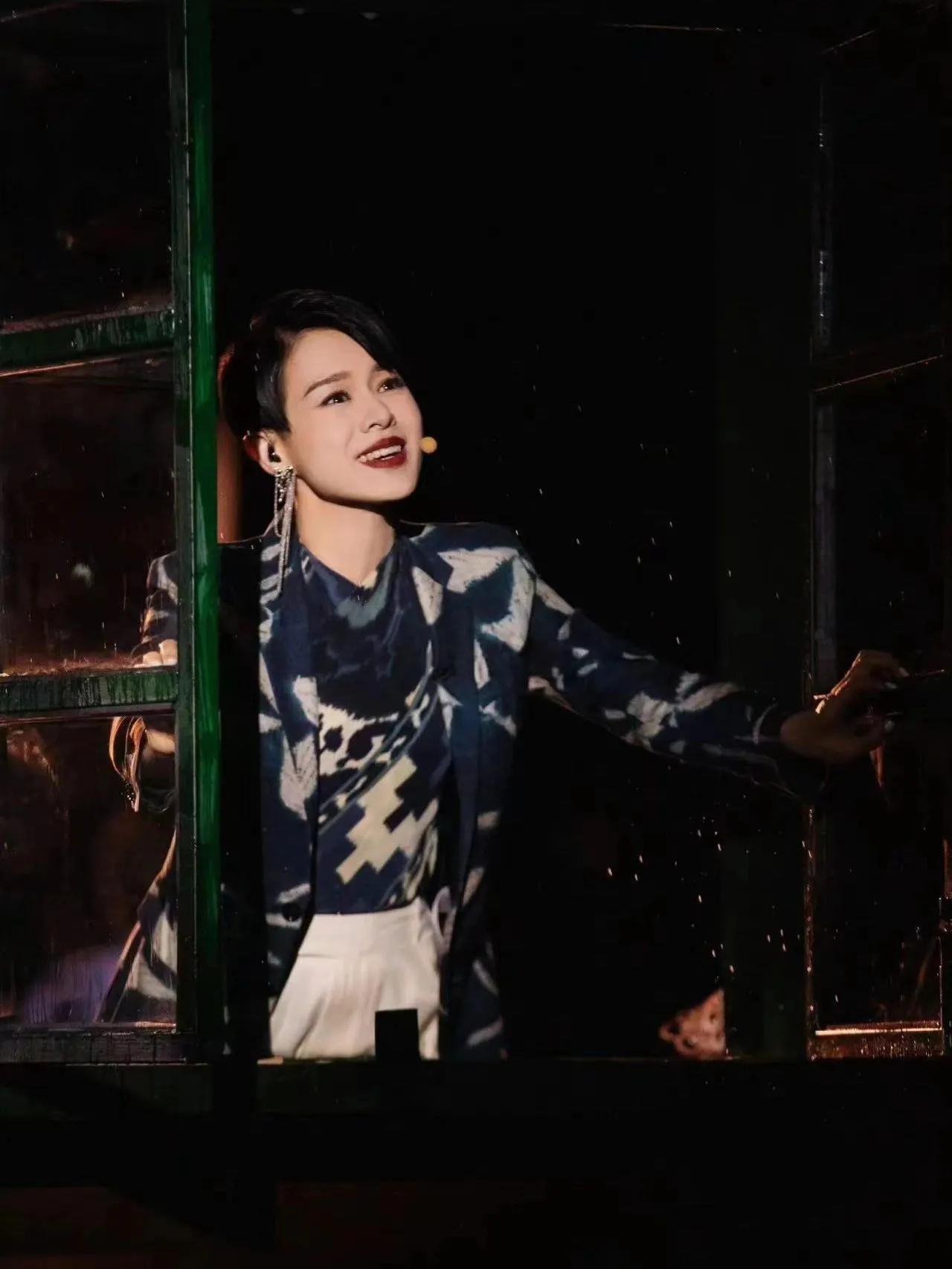 胡杏儿走红毯带娃两不误，这样的妈妈太幸福了