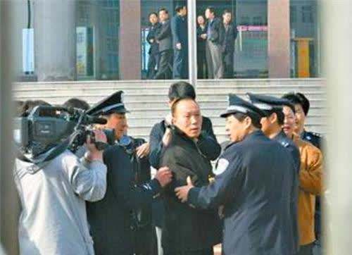 男子因杀妻被判15年，11年后“亡妻”突然回家，已和他人结婚生子