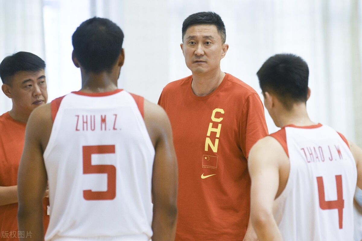 为什么nba以前短裤很短(为什么训练装备提升了这么多，男篮的水平却越来越倒退)