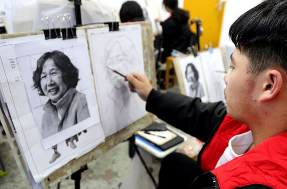 美术考试考生自画像惊艳众人，本以为满分，老师看完直接给了0分