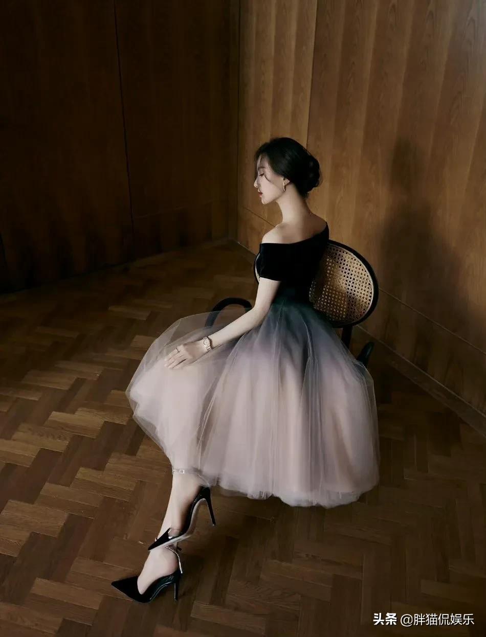 刘诗诗一身黑色上衣配上粉色长裙化身专业舞蹈演员，天鹅颈亮眼