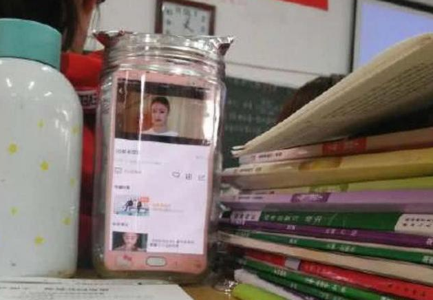 班主任突击查手机，一般人只会扔抽屉里，这波操作才是真正高手