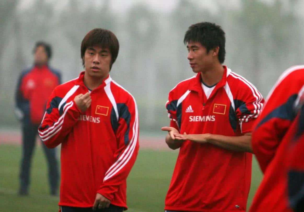 首位效力葡超的中国球员(董方卓：首位进曼联的中国球员，20岁获欧洲联赛金靴奖，31岁退役)