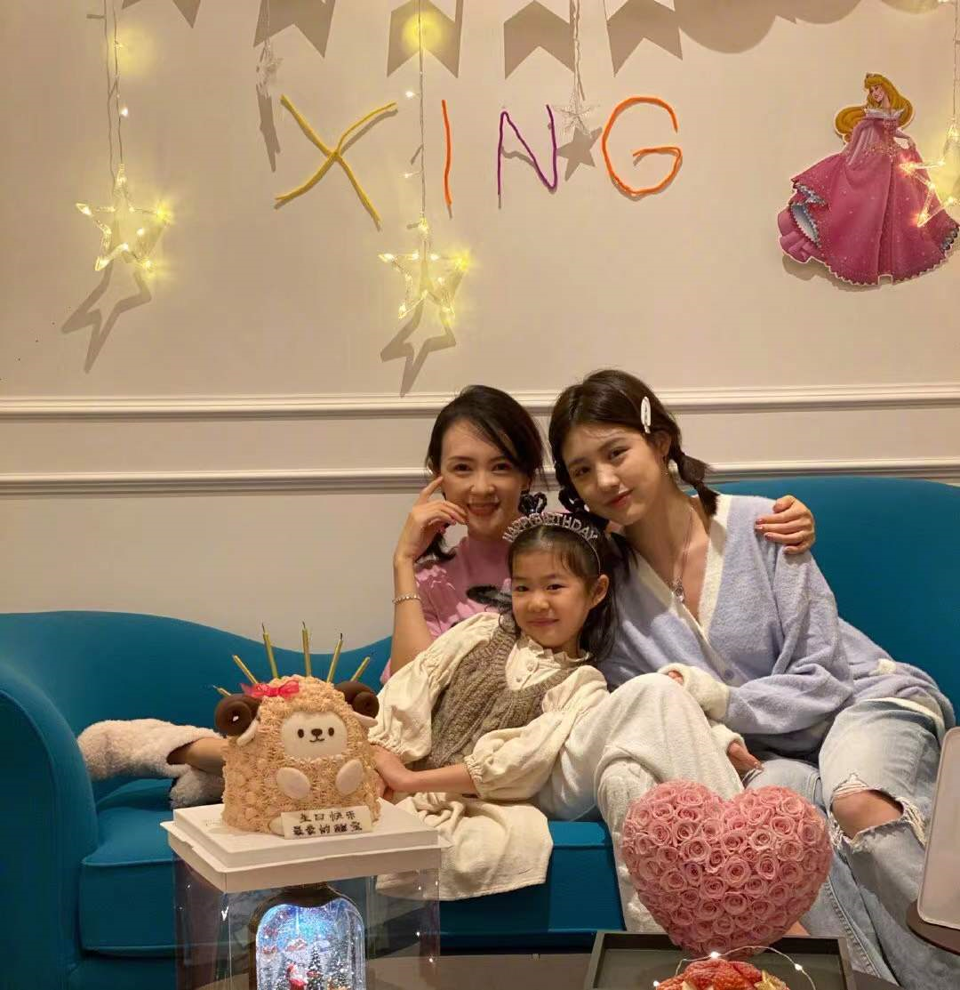 章子怡几个孩子(章子怡晒全家福替小女儿庆生!