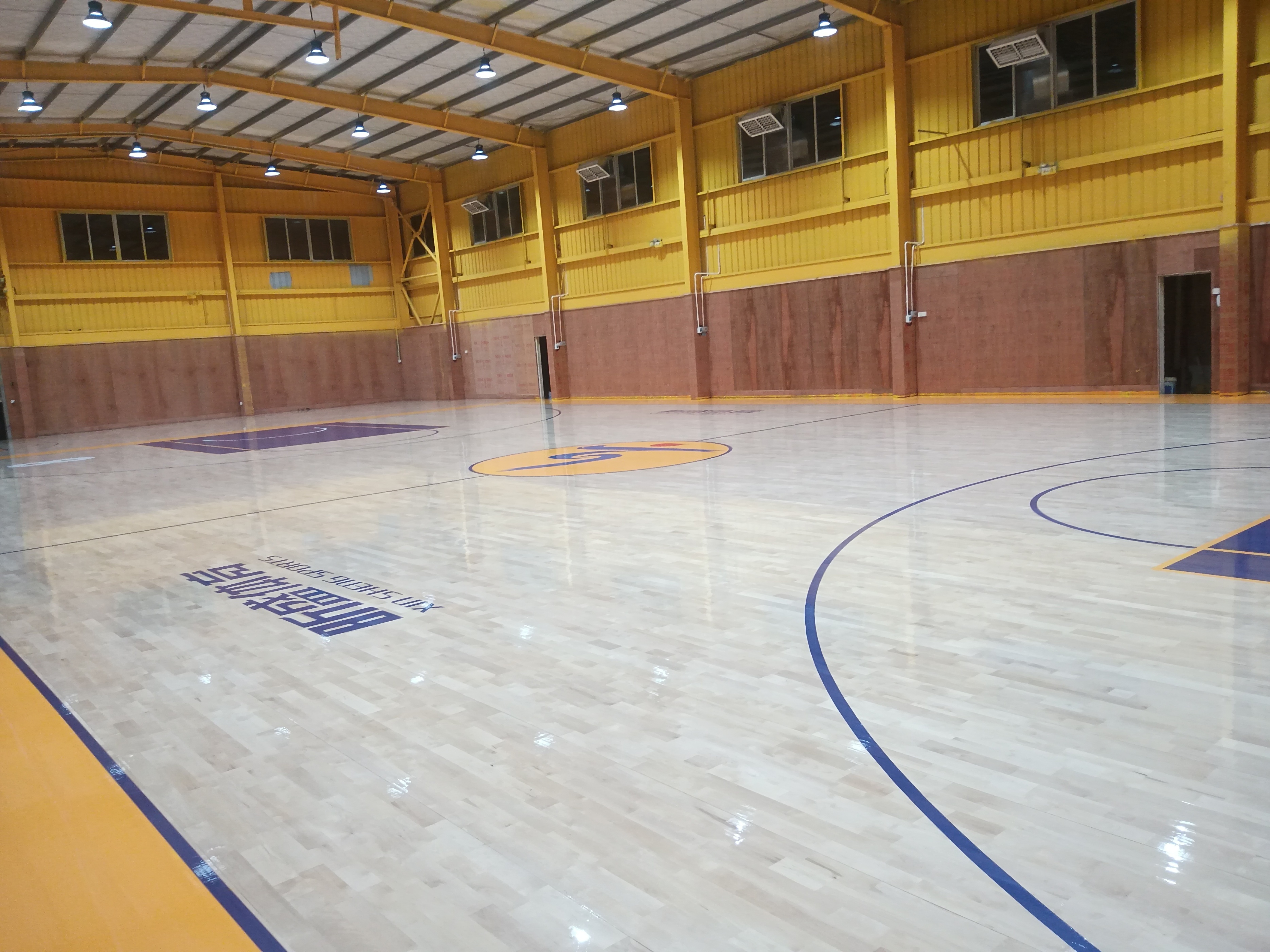 体育运动木地板打磨翻新涂刷防滑漆面清洁保养地板维修-斯博科