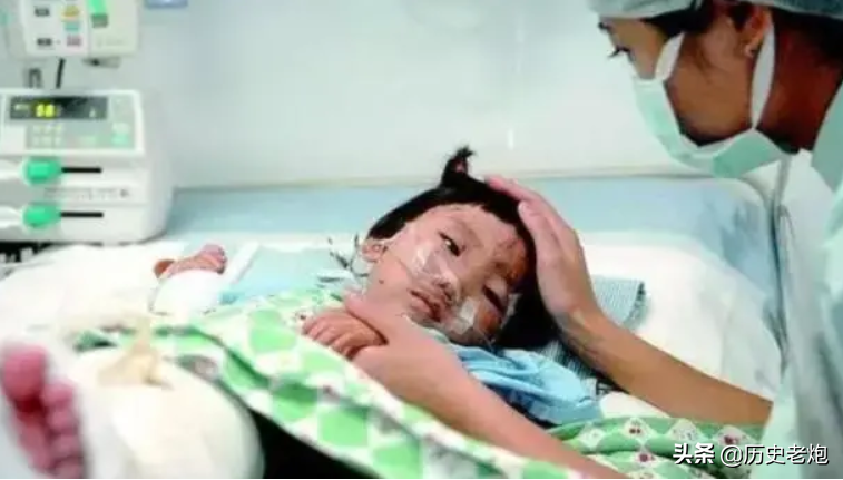 故事：10年前，温州动车事故中幸存下来的小伊伊，如今怎么样了