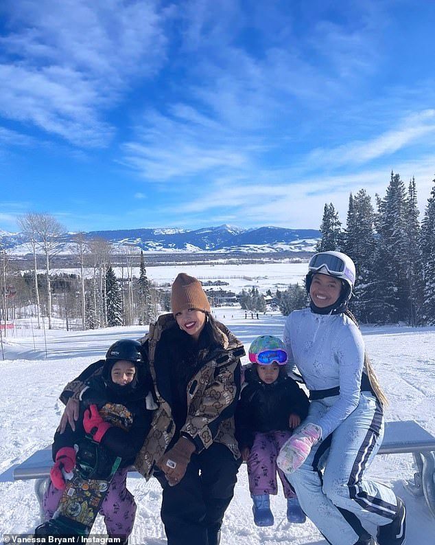 科比四个女孩(科比39岁遗孀带仨女儿滑雪，怼脸拍展明媚双眸，和18岁长女似姐妹)