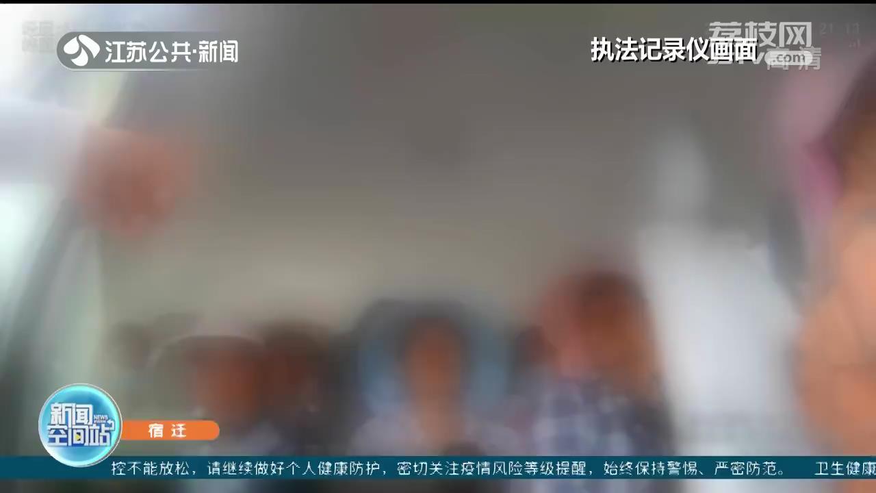 危险！9座小车挤进15人 车上还有锄头铁锹