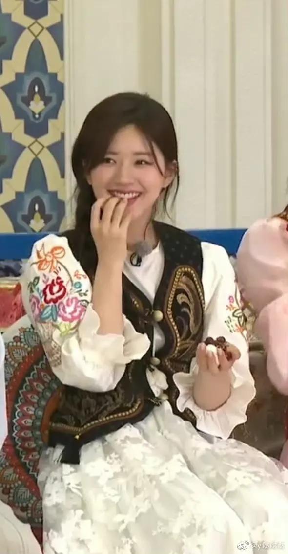 综艺《奔跑吧》直播截图中的赵露思小姐姐以及新疆收官路透哦