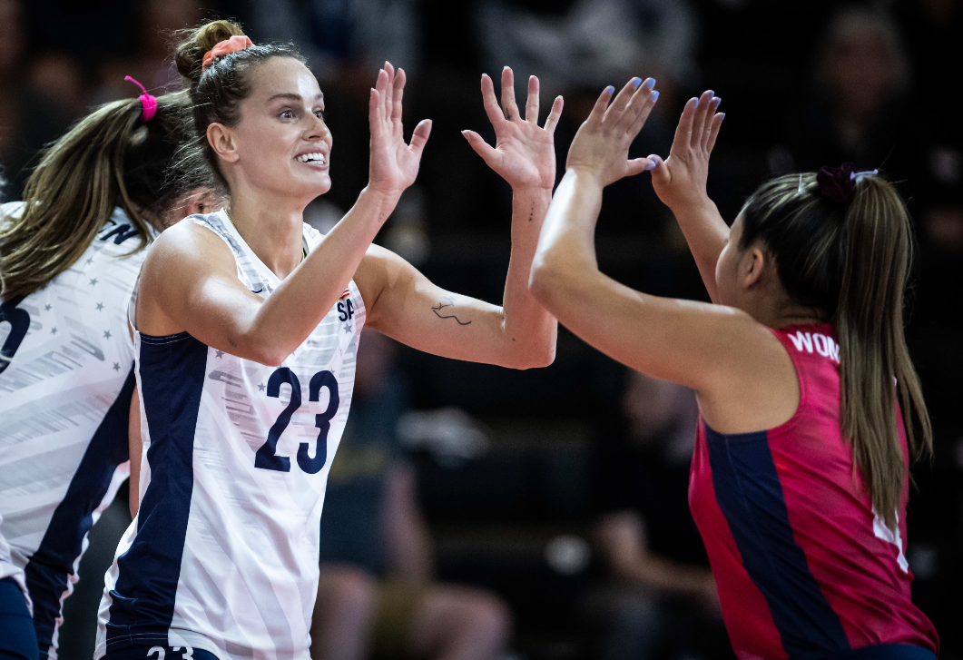 女排世界杯美国与日本队结果(3-0！美国女排反超日本队，登顶世界女排联赛榜首，坐稳双料第1)