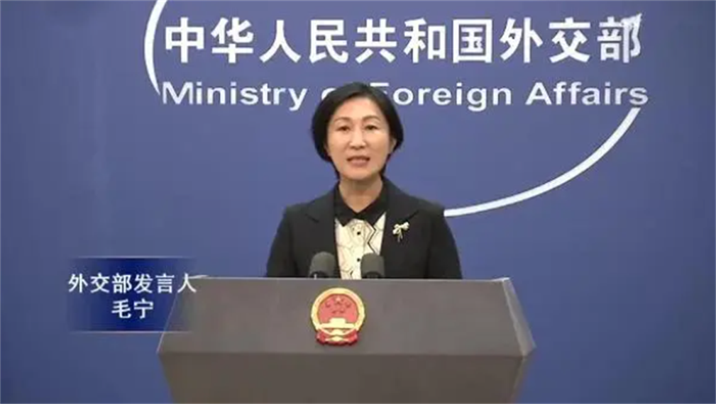 首次经历亮相(巾帼不让须眉，我国外交部最年轻发言人，第一次亮相就霸气侧漏)