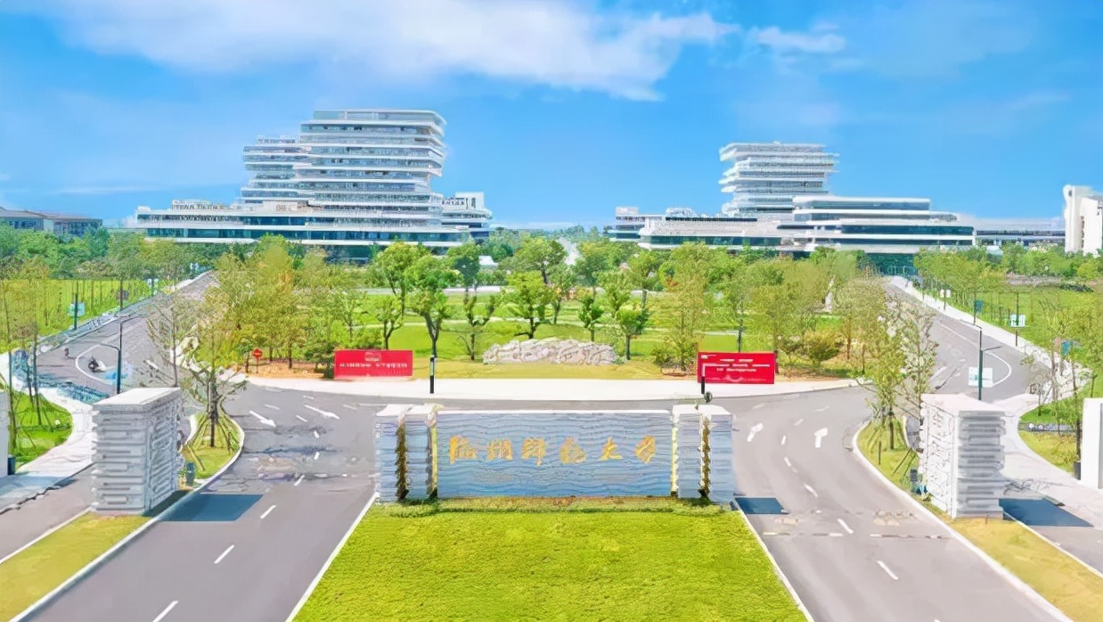 “马云雕像”被母校推倒？校友赶忙出面澄清，这误会闹得有点大