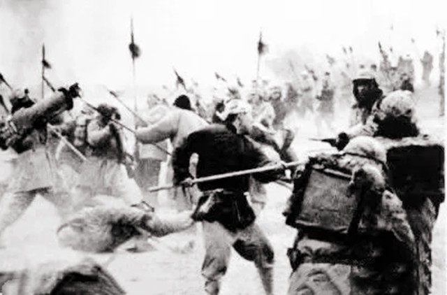 死相难看的日本将军，夜里遇到我军突袭，小兵从屁股处把将军捅死