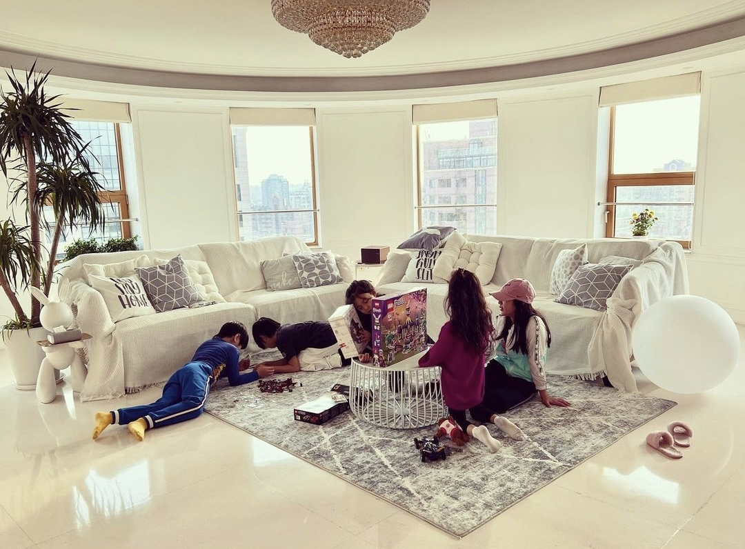 刘畊宏晒爸爸5聚会照，春哥一手抱Jasper一手抱小泡芙，笑容满足