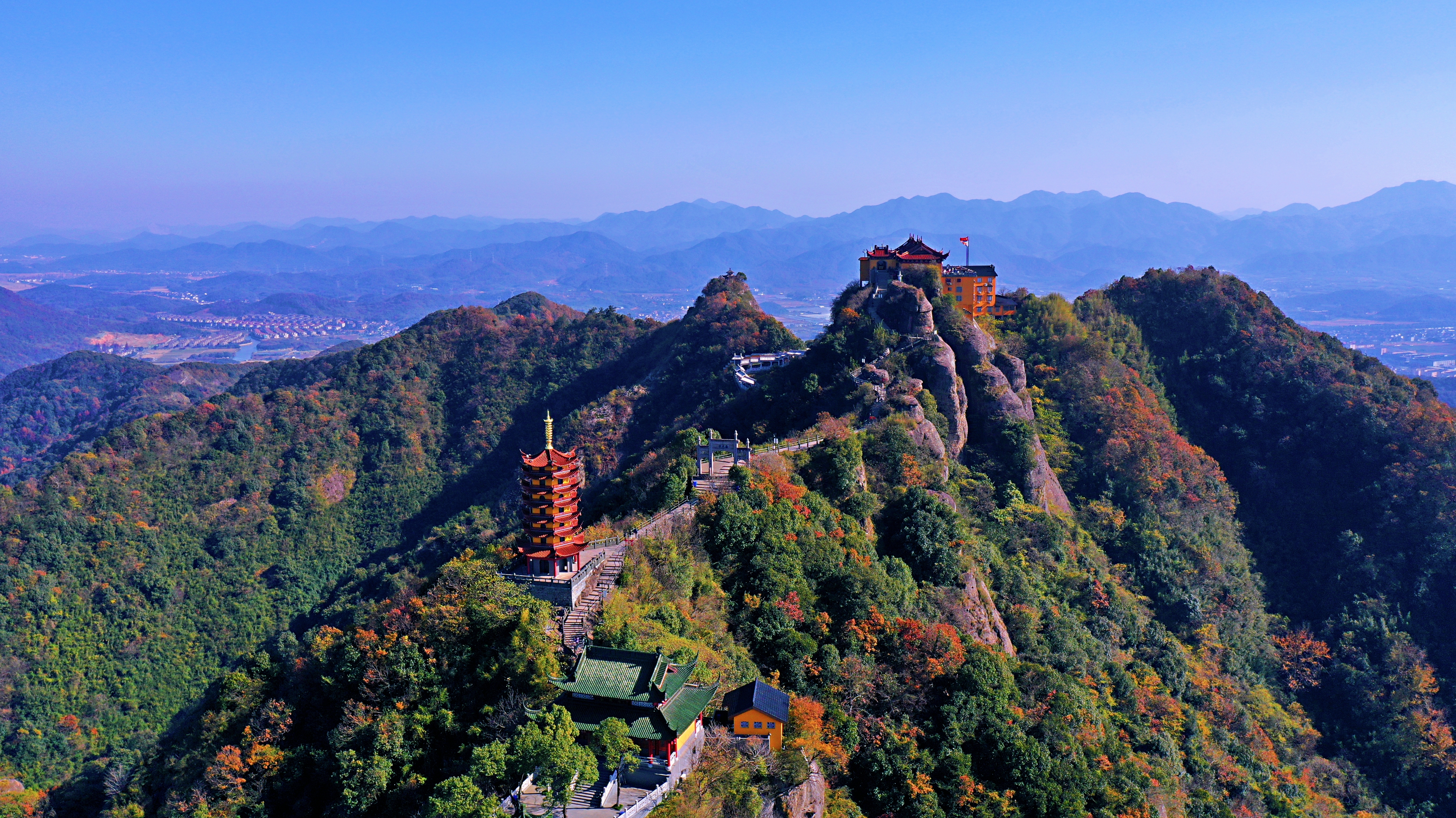 兴来洒笔会稽山"的会稽山,"天姥连天向天横,势拔五岳掩赤城"的天姥山