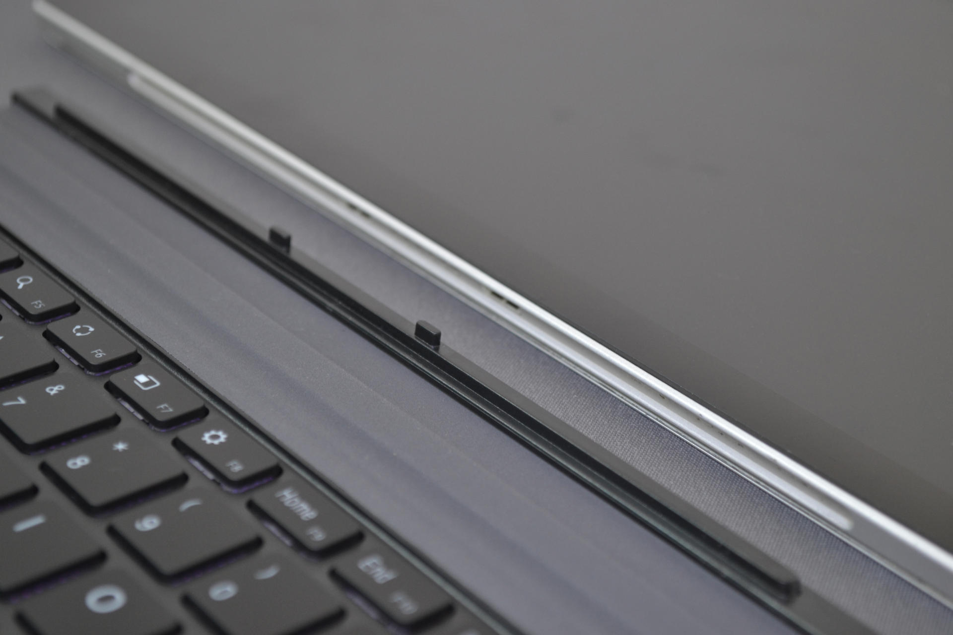 配件太贵 平替超原装 微软Surface另类玩法 雷柏蓝牙键盘XK200S