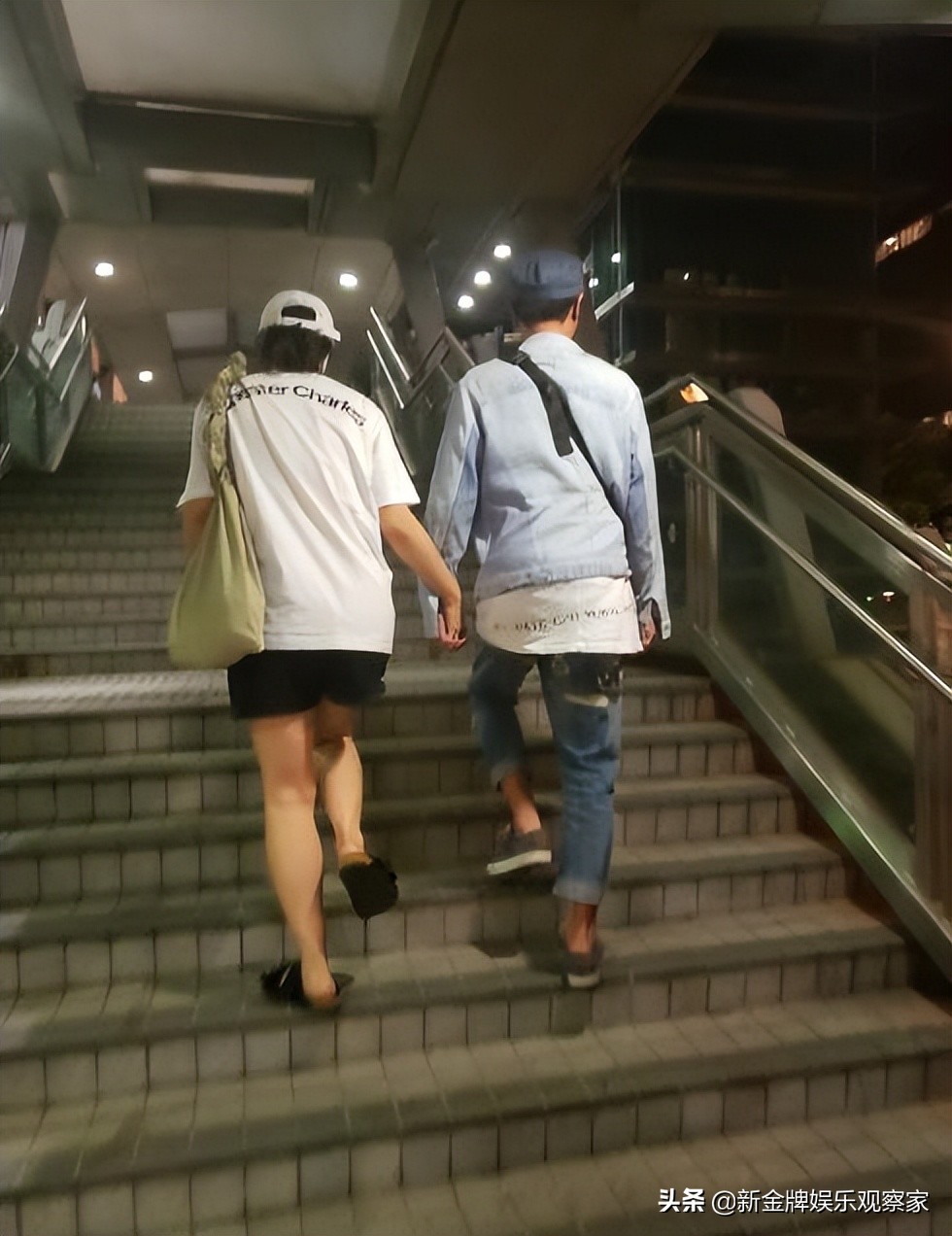 14岁费曼晒吴镇宇夫妇牵手照，妈妈露背影不露脸，调侃爸爸是老人