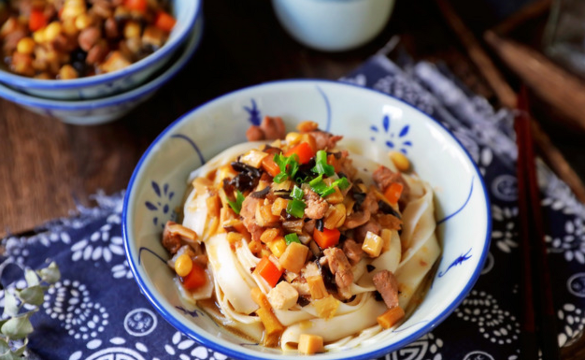 腊八节时家家都要吃腊八面,腊八面也可以看成是臊子面,做法如下:准备