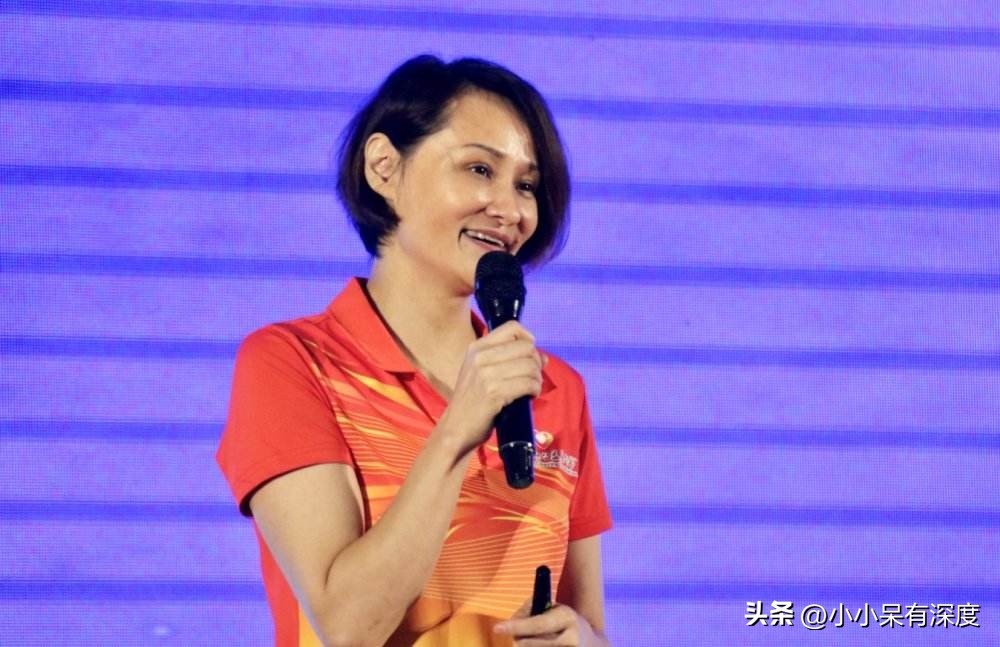西甲中文解說哪里找（著名體育解說員蘇東，他的解說很有激情，他的前妻高敏，終獲幸福）