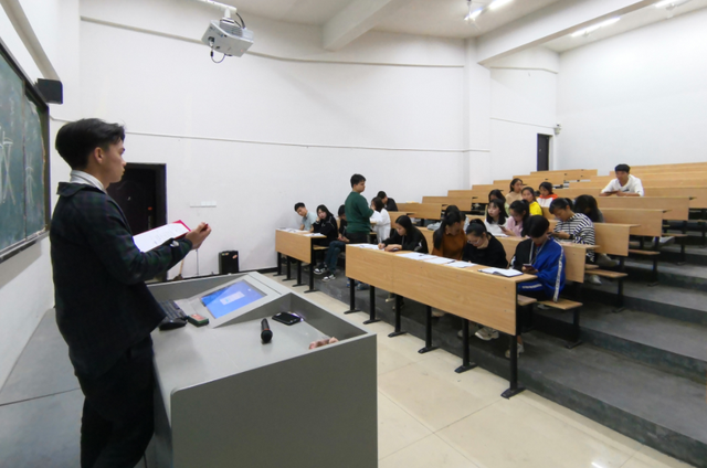 为什么高考要用“2B铅笔”涂卡？看到电脑阅卷的样子，就明白了