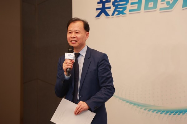 爱尔康携手中国屈光领域专家 助38岁以上屈光不正人群重返“睛春”