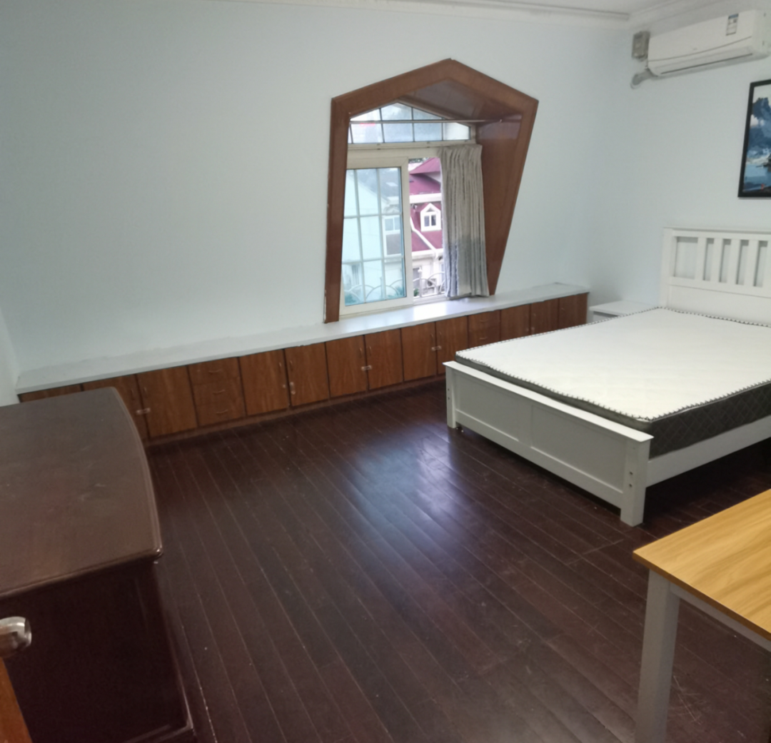 一边涨租，一边降薪，打工人逃离上海