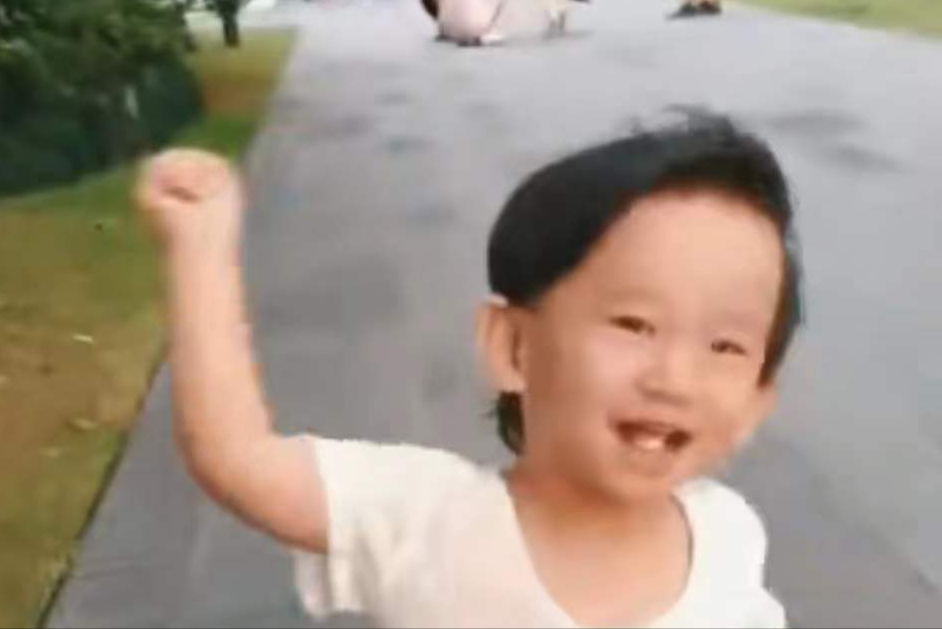 应采儿晒一家四口合影庆元旦，小儿子hoho表情严肃，容貌又变了