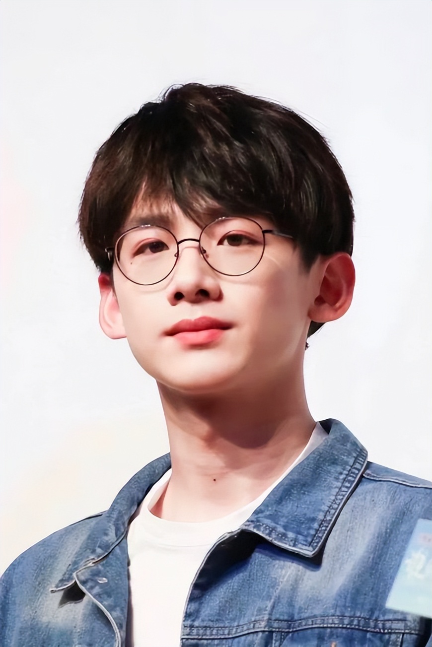 但不一样的眼睛,脸型,五官比例让他们三个有了不一样的感觉,白敬亭三