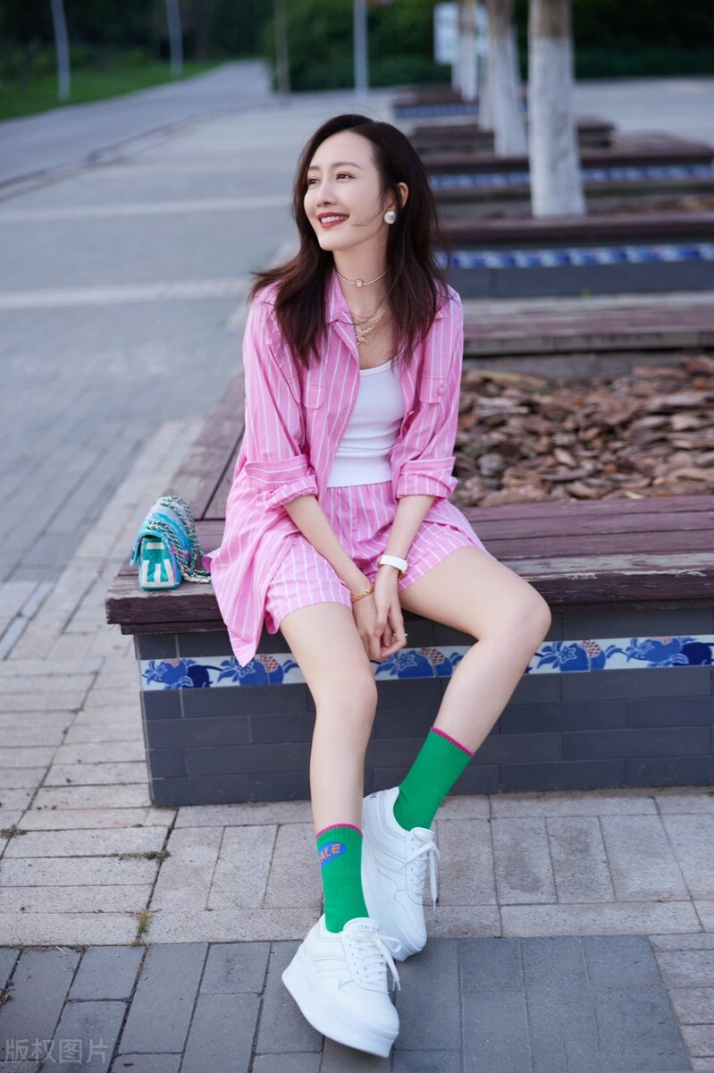 王鸥粉色系少女感十足