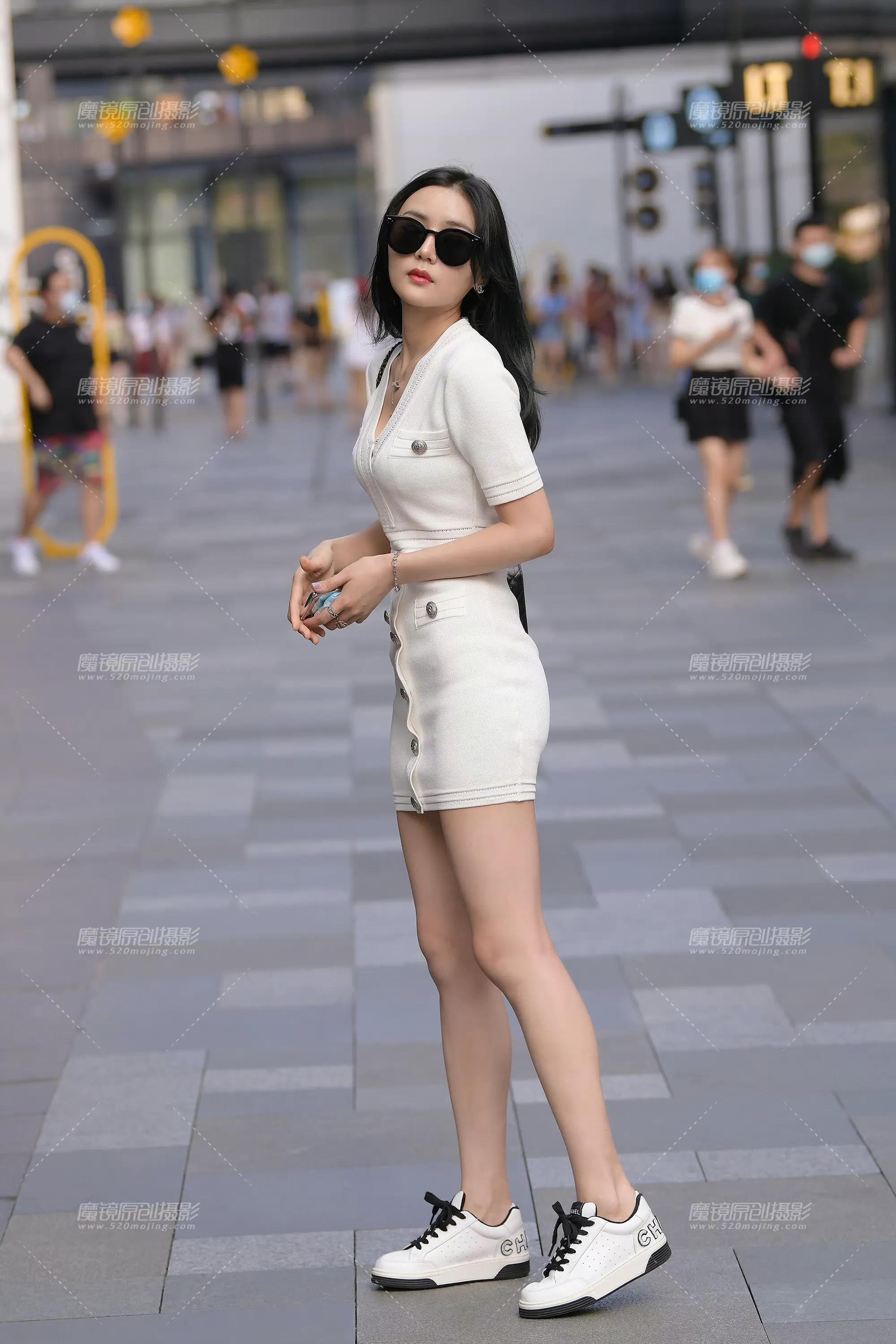 穿搭美图｜街拍白色端庄连衣裙穿搭的高挑气质小姐姐