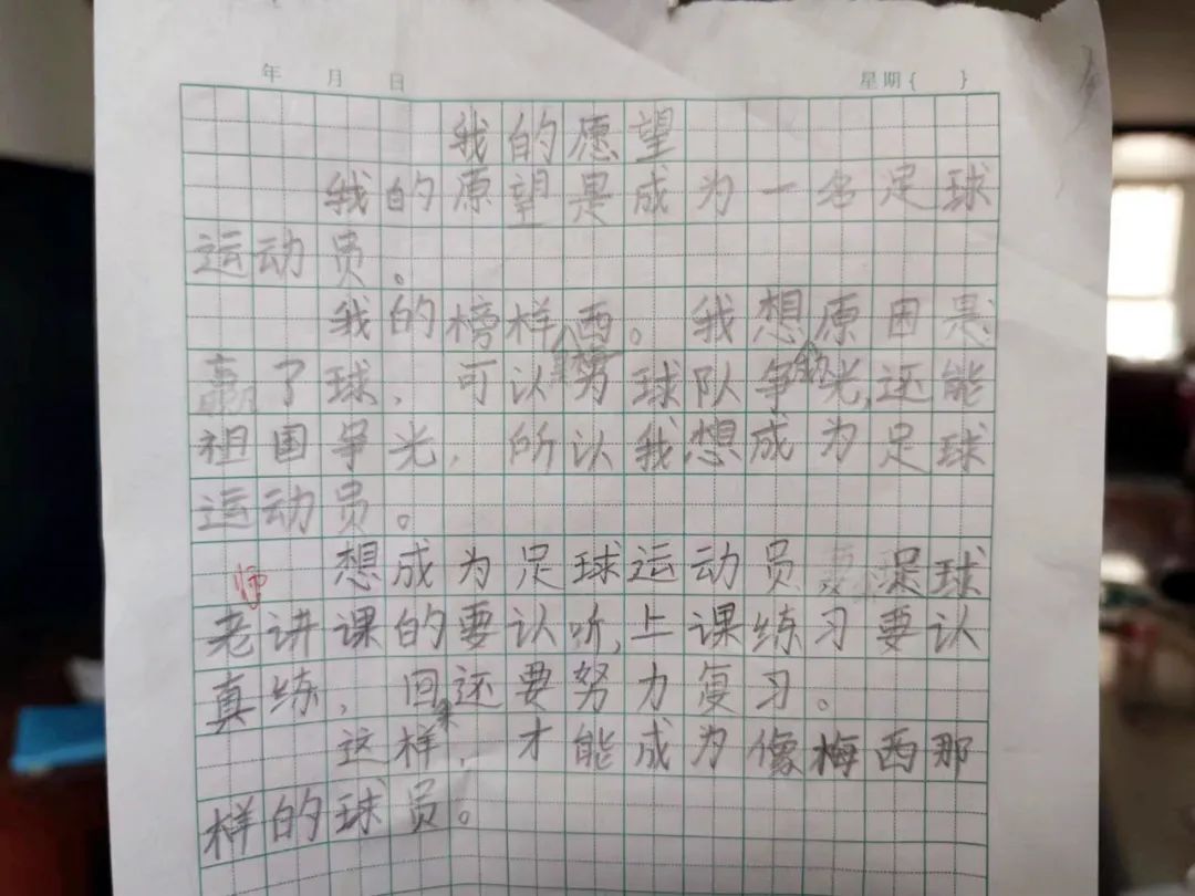 小宝宝踢足球的视频(二年级小男孩的足球之路：妈妈越狠心，儿子越优秀)