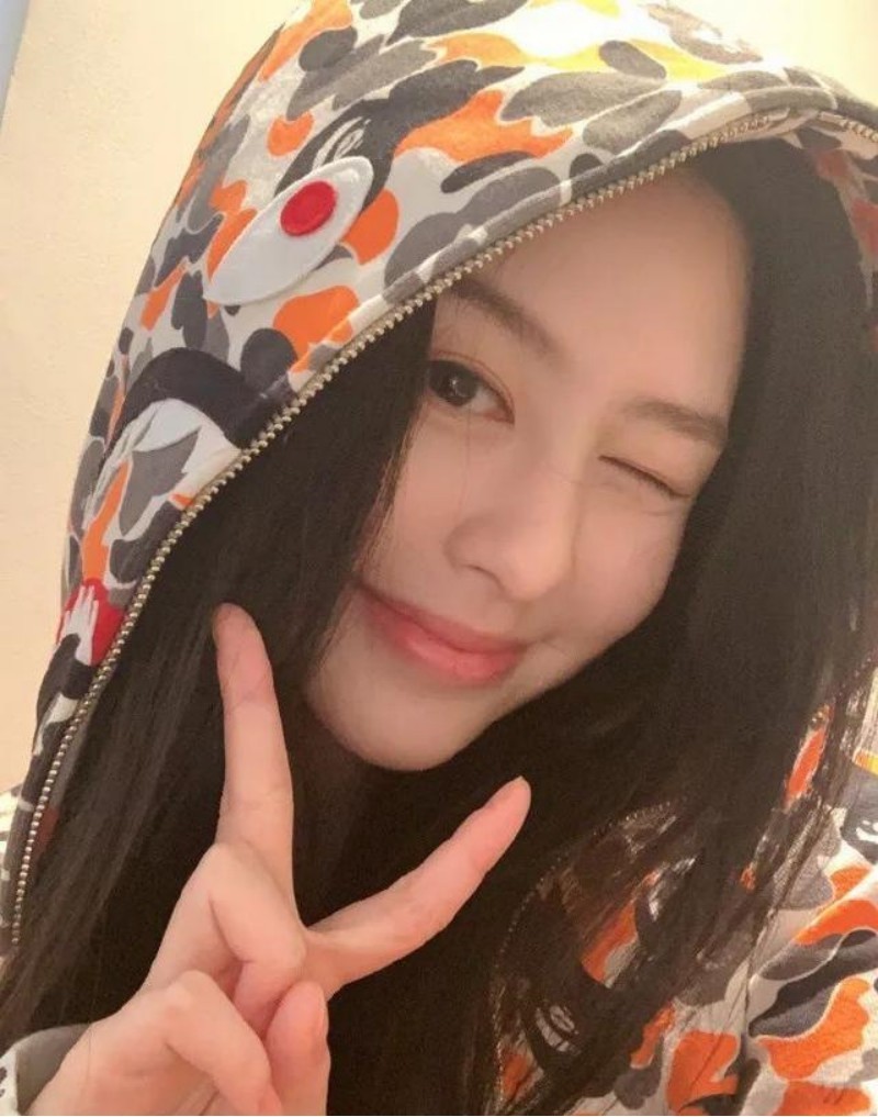 邱淑贞大女儿沈月晒美照:眼神温柔长发披肩