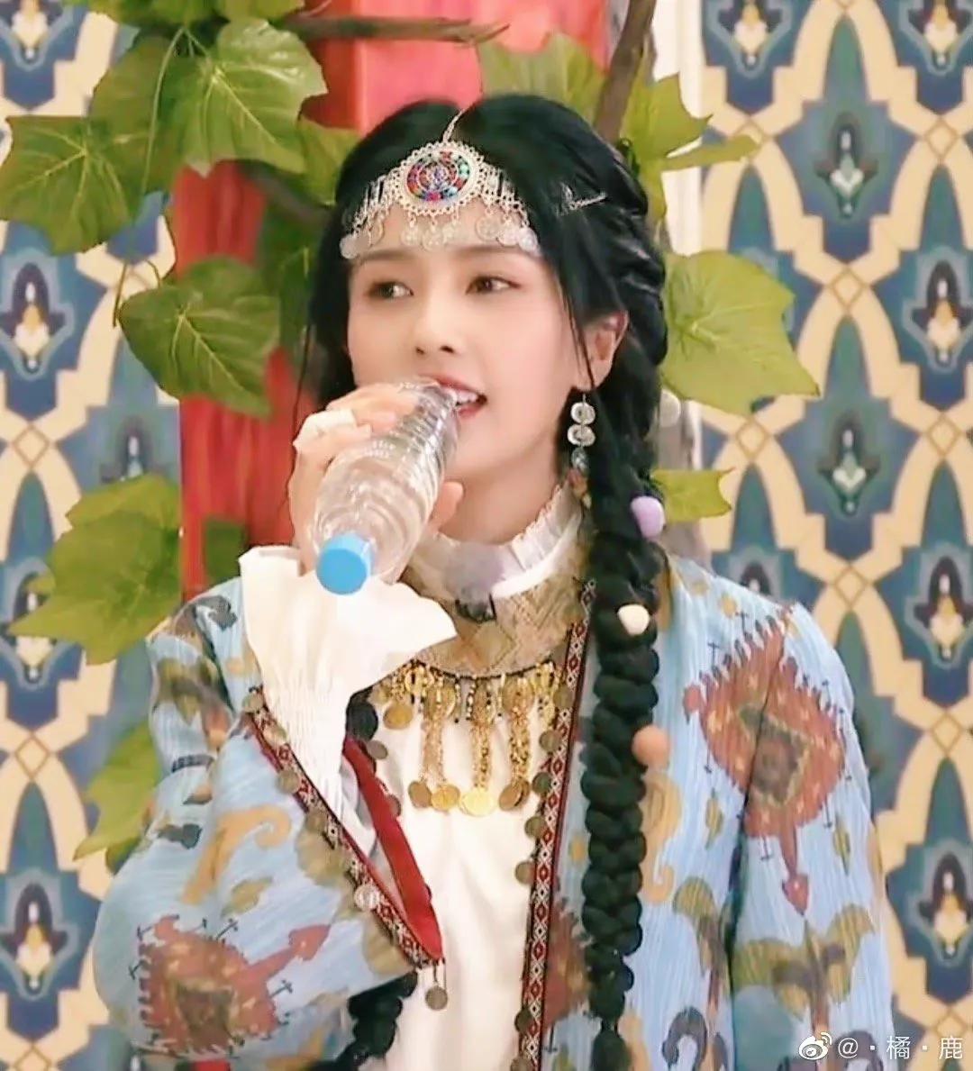 《奔跑吧》直播截图中的白鹿以及跑男新疆收官路透哦