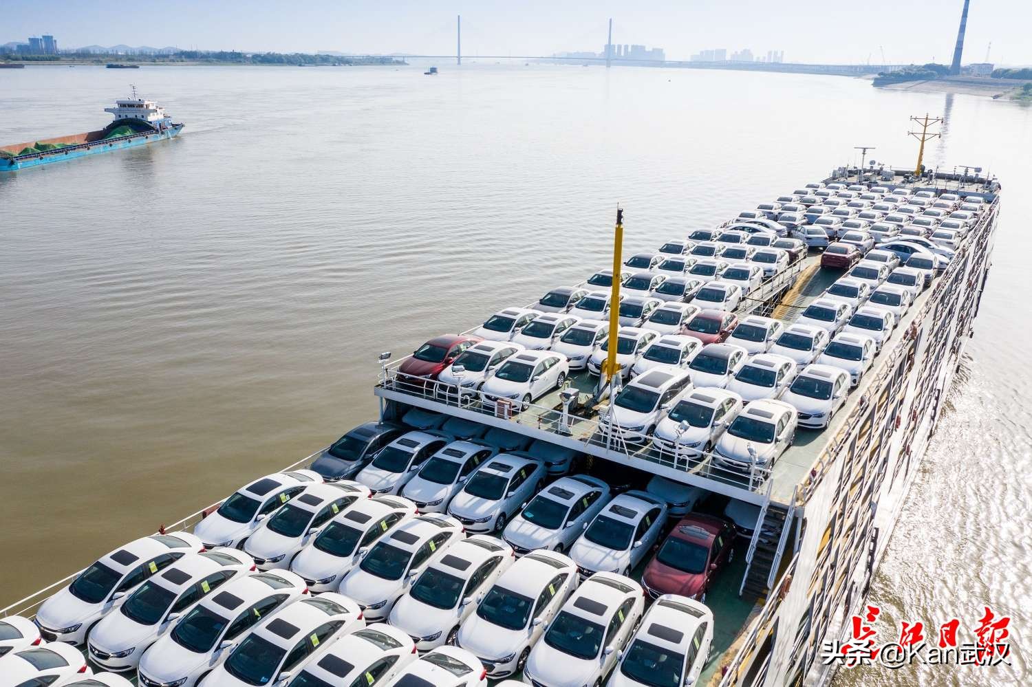 直播:武汉660辆小汽车,滚装船直航重庆,猜猜这一船值多少钱?