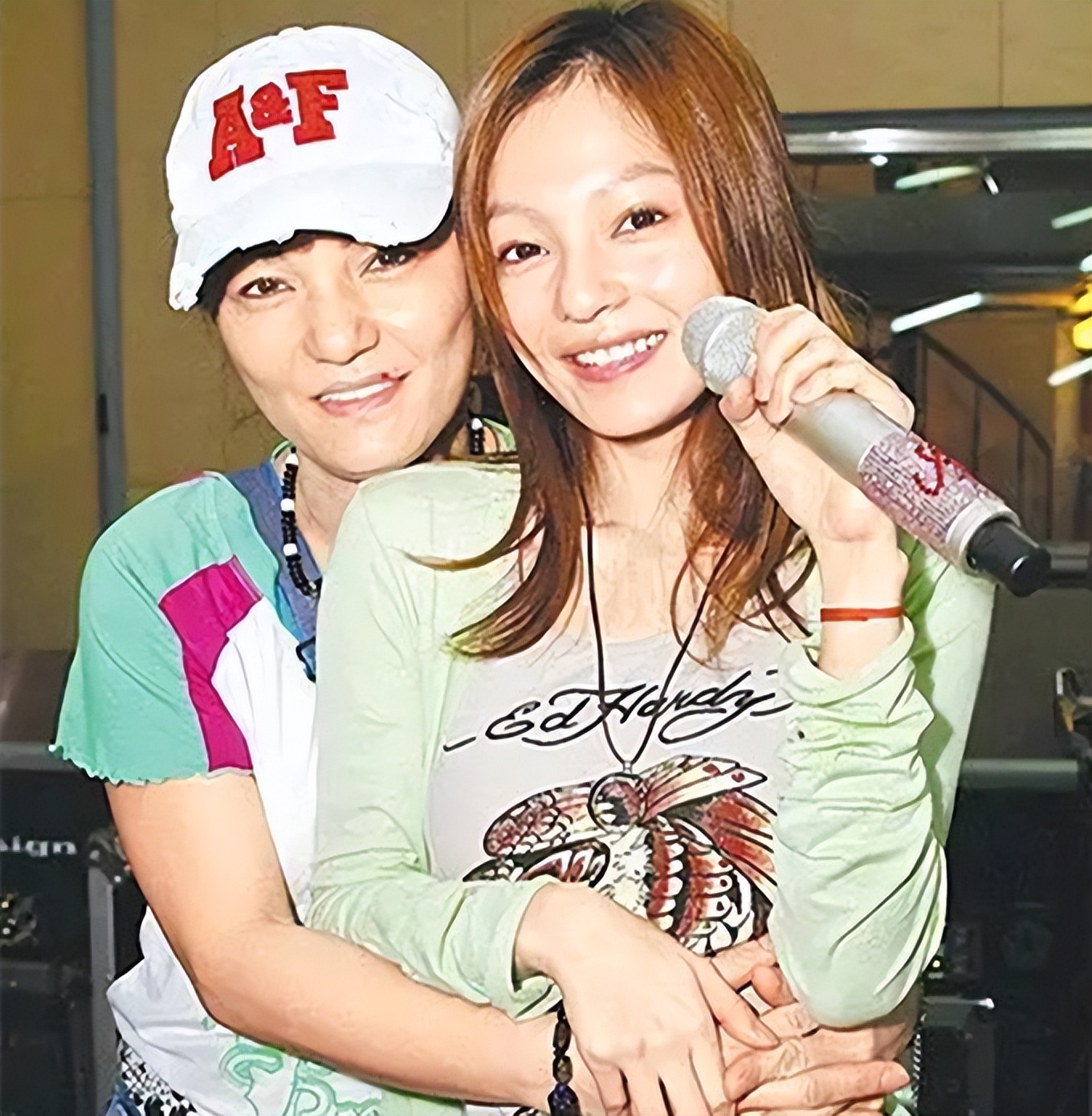 张韶涵为妹妹庆生，差1岁却长得像双胞胎，万梓良前妻携女儿现身