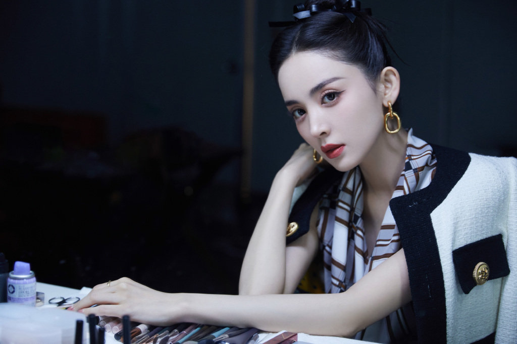古力娜扎真是天使面庞魔鬼身材，穿紧身黑皮裙秀大长腿，美到离谱