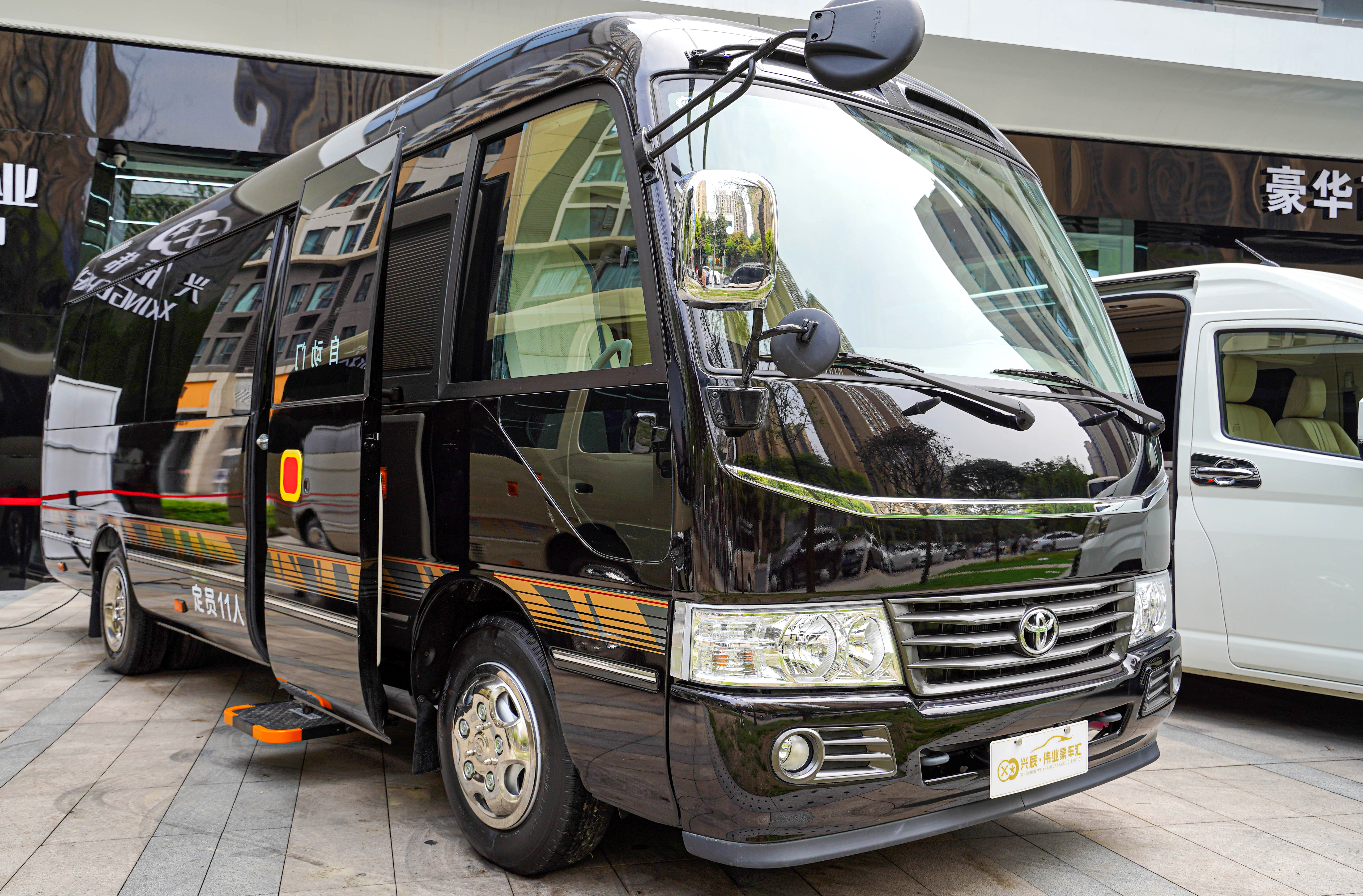 丰田的考斯特商务中巴车优惠20个w