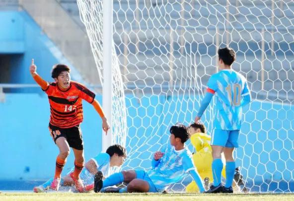 第100届日本高中足球选手权4强诞生：热门遭淘汰 网红角球队再晋级