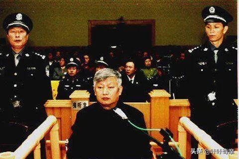 公路巨贪卢万里落马记：三年敛财近6千万，自称是人格分裂的人