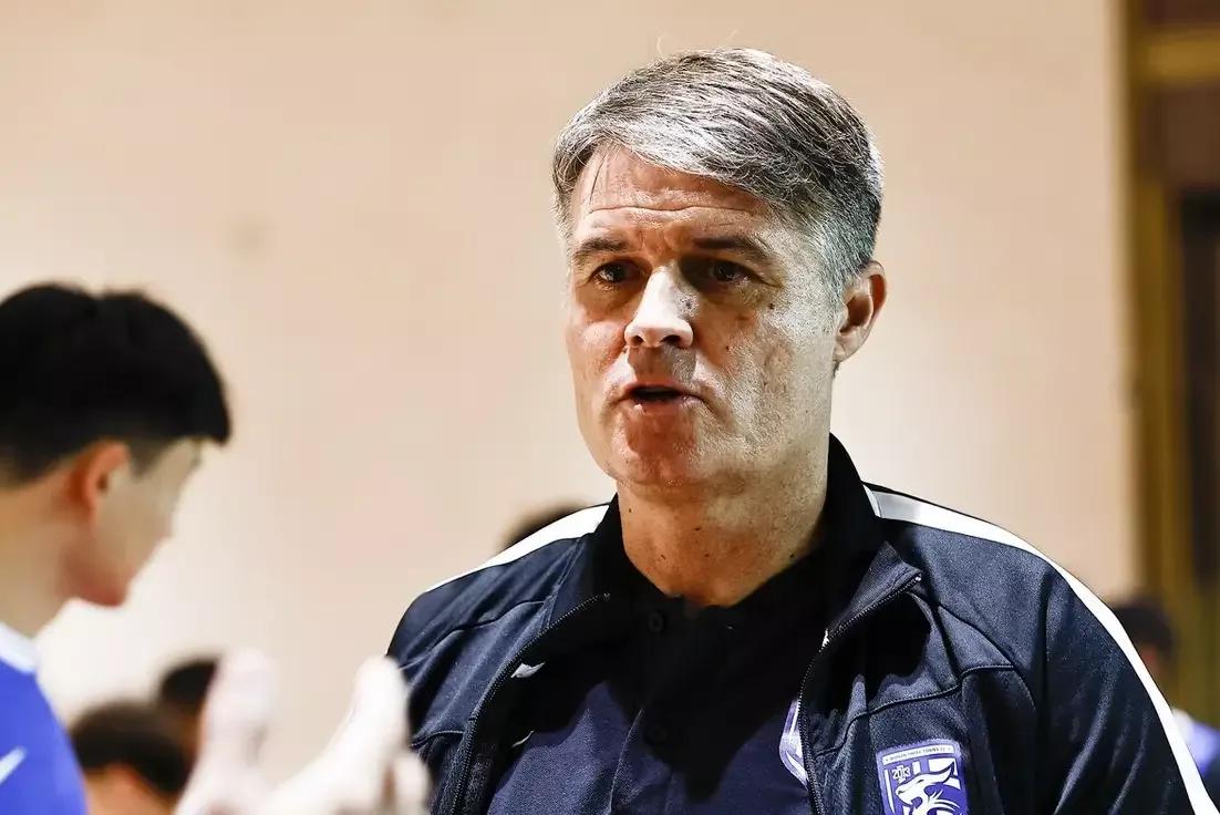 足球比赛教练应该在哪里（国足必须打好翻身仗，主教练在哪里，咱得好好白话白话）