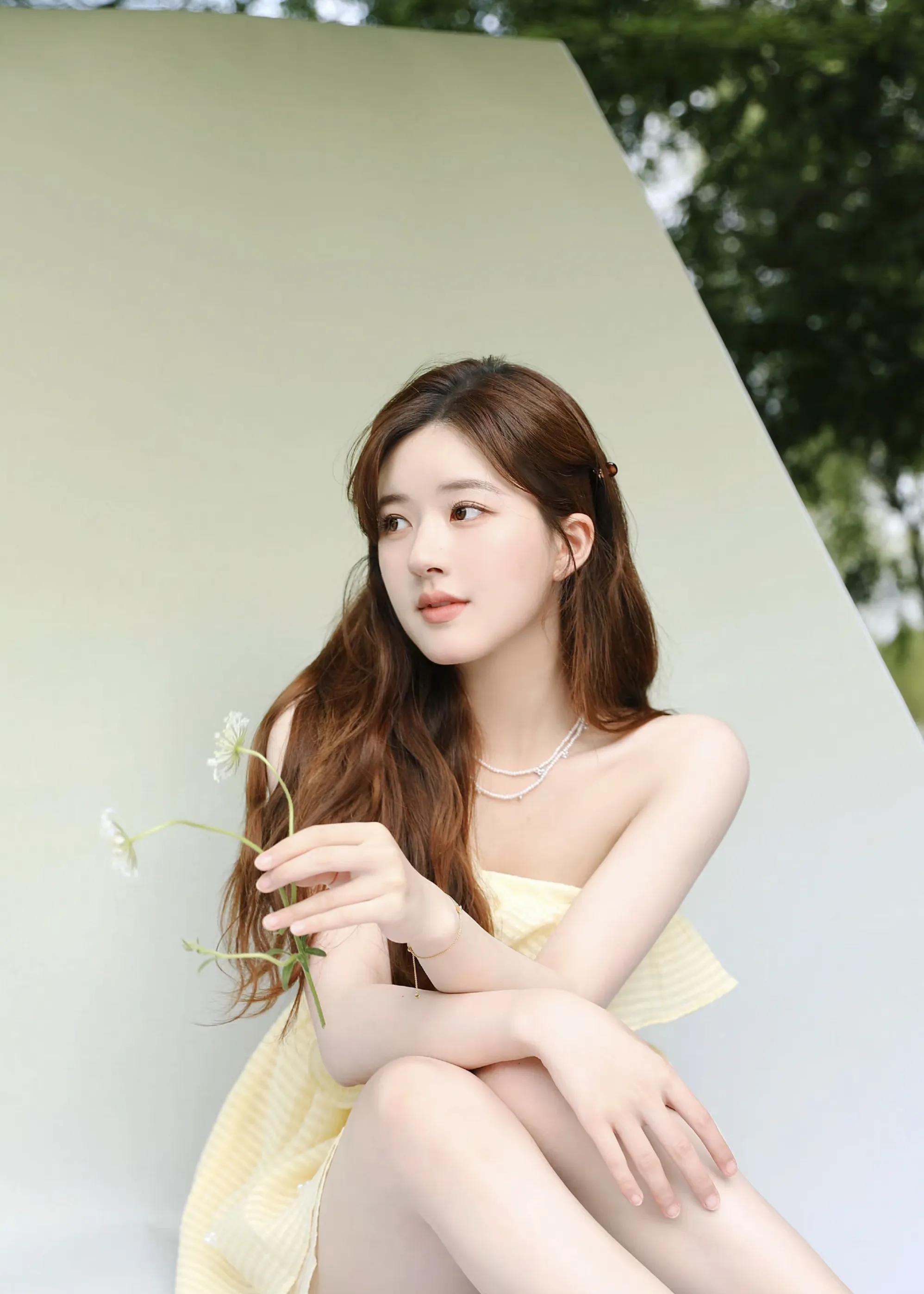 女明星赵露思写真集:秀丽清纯,巧笑倩兮