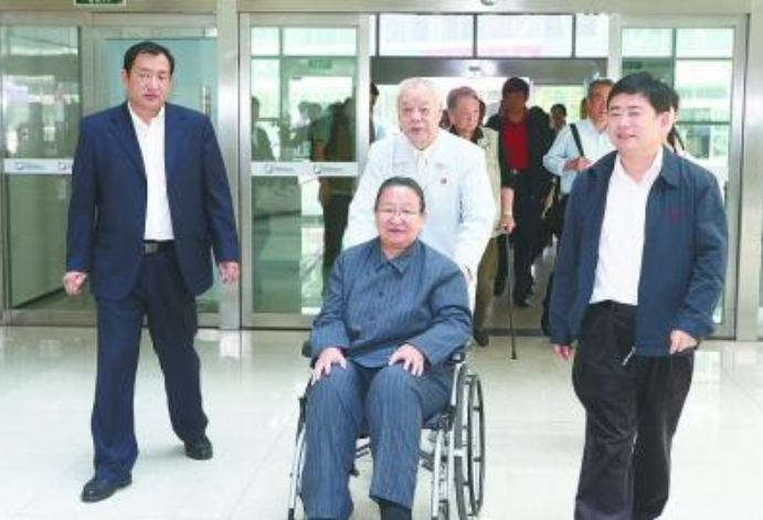75年毛主席病重，得知李讷的工作已有着落，欣慰地点点头：可以了