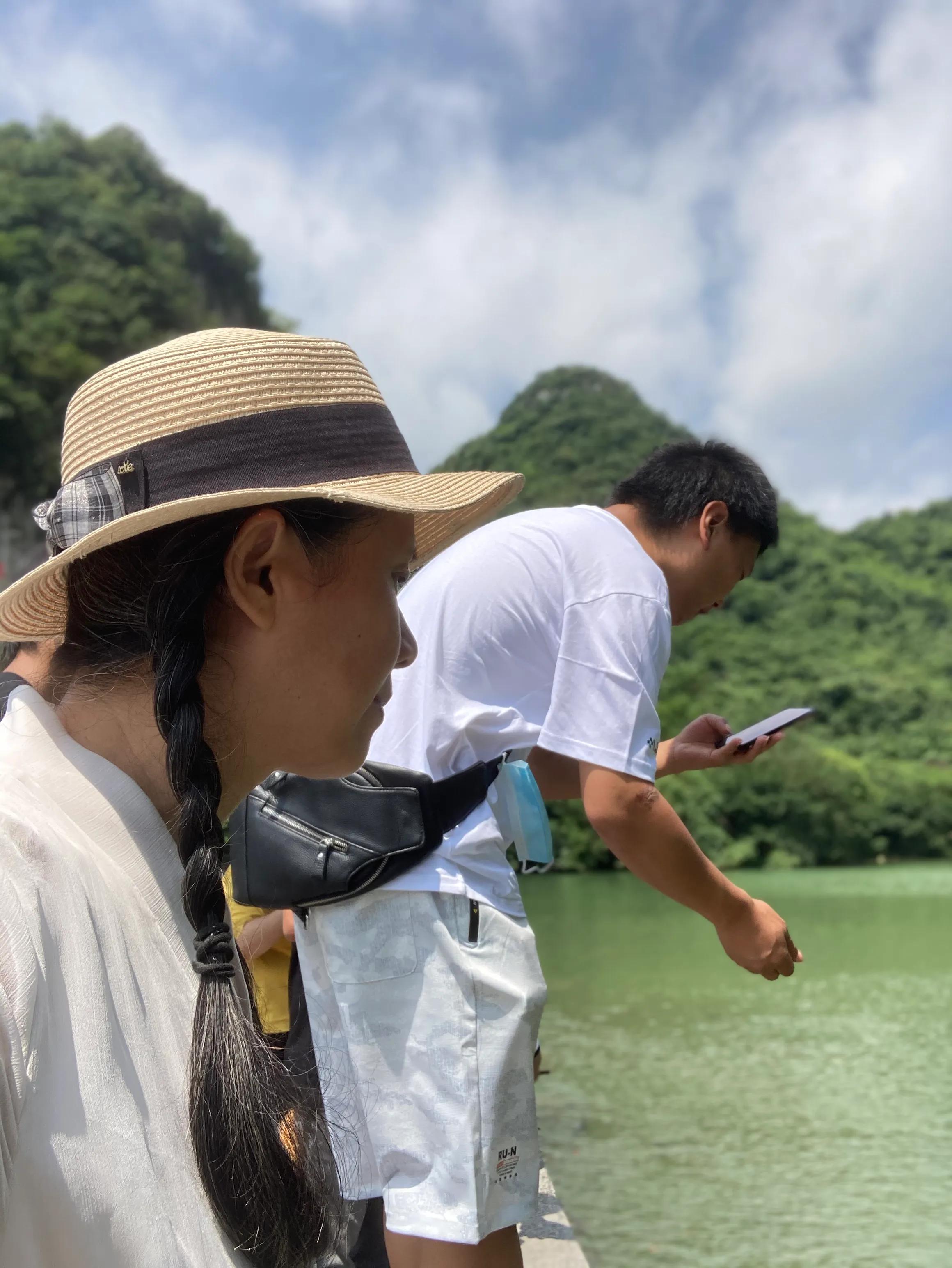 带外地游客游大龙潭风景区