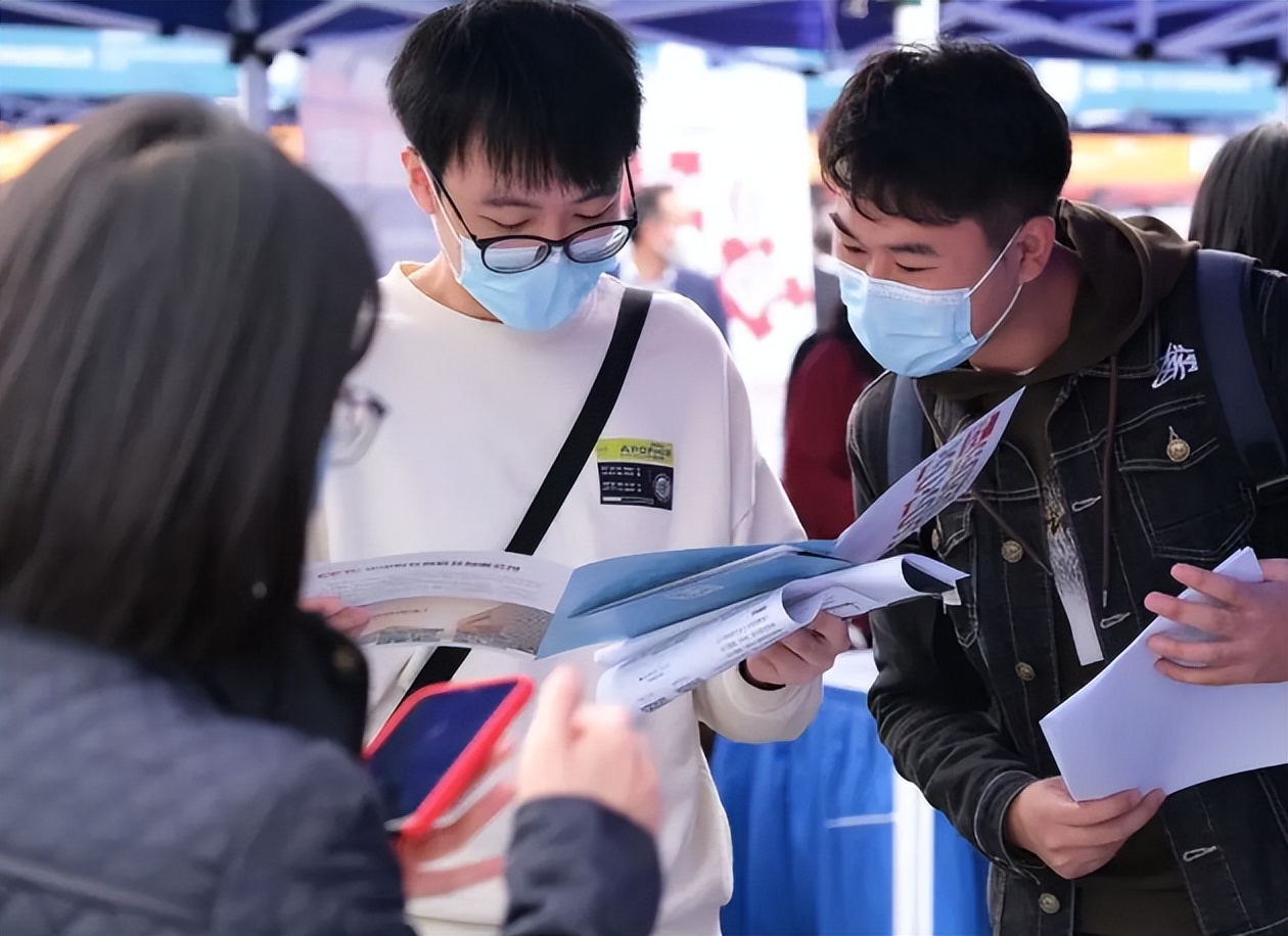 上海发布“新消息”，中高考全部延期，网友却对此提出两个疑问