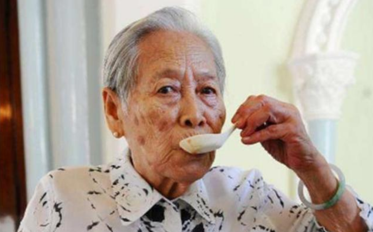 保洁员一生只会写5个字，82岁被授予院士称号，成为香港大学之宝