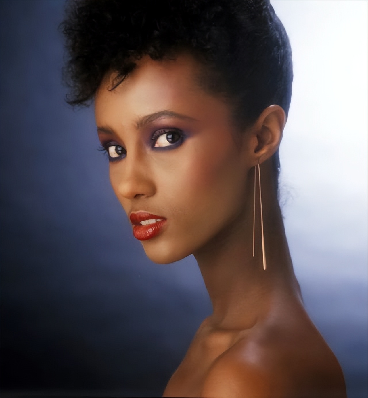 出道即巅峰(黑人超模伊曼:出道即巅峰,三婚嫁摇滚巨星,跨越生死依旧爱