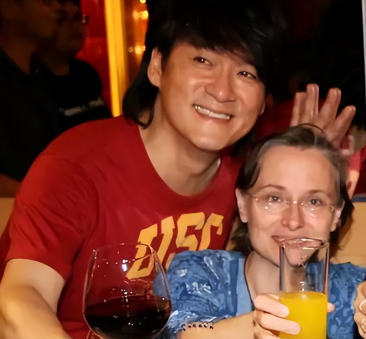 周华健带妻子出游,老婆头发花白稀疏像长辈,男方贴心尽显爱意