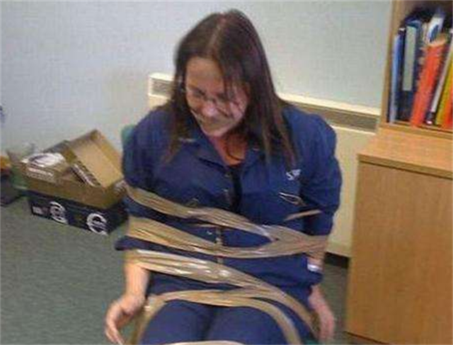 日本男子迫害老师，为躲避警察亲自整容，被捕后出书赚千万版税