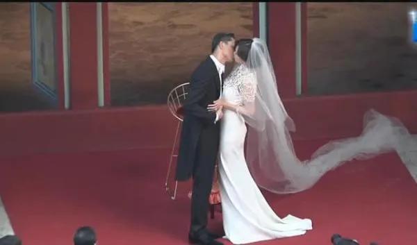 记者刁难林志玲：你介意梁朝伟的身高和你不相衬吗？志玲回答获赞